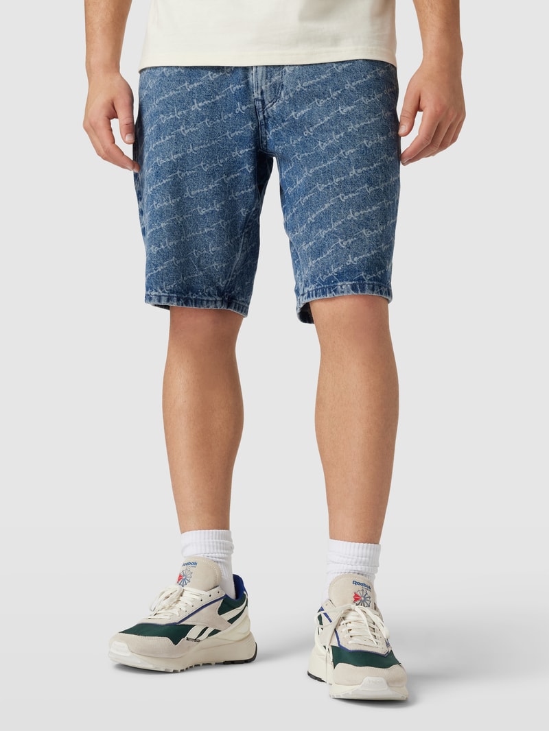 Jeansshorts mit Logo-Muster in schwarz