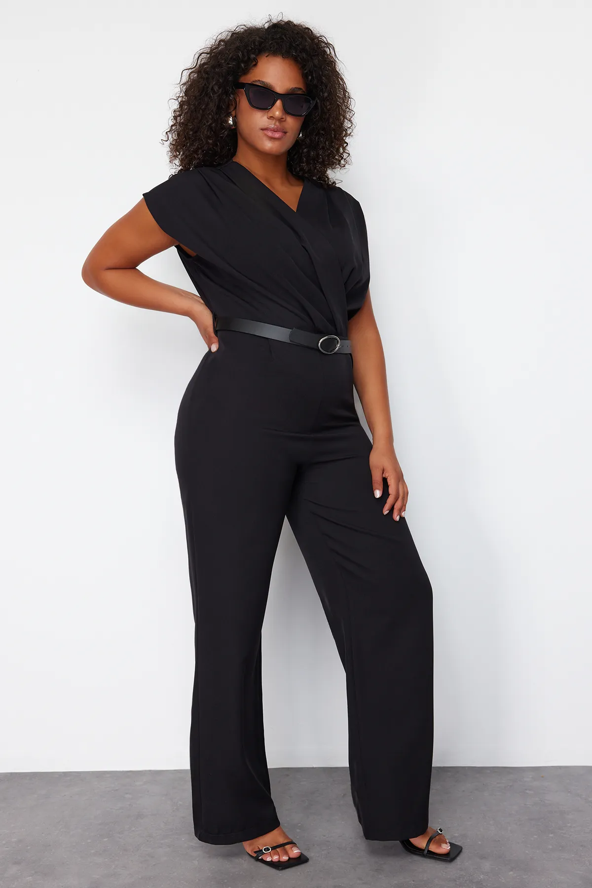 Trendyol Curve  Schwarzer gewebter Jumpsuit mit Gürtel TBBSS24BG00003