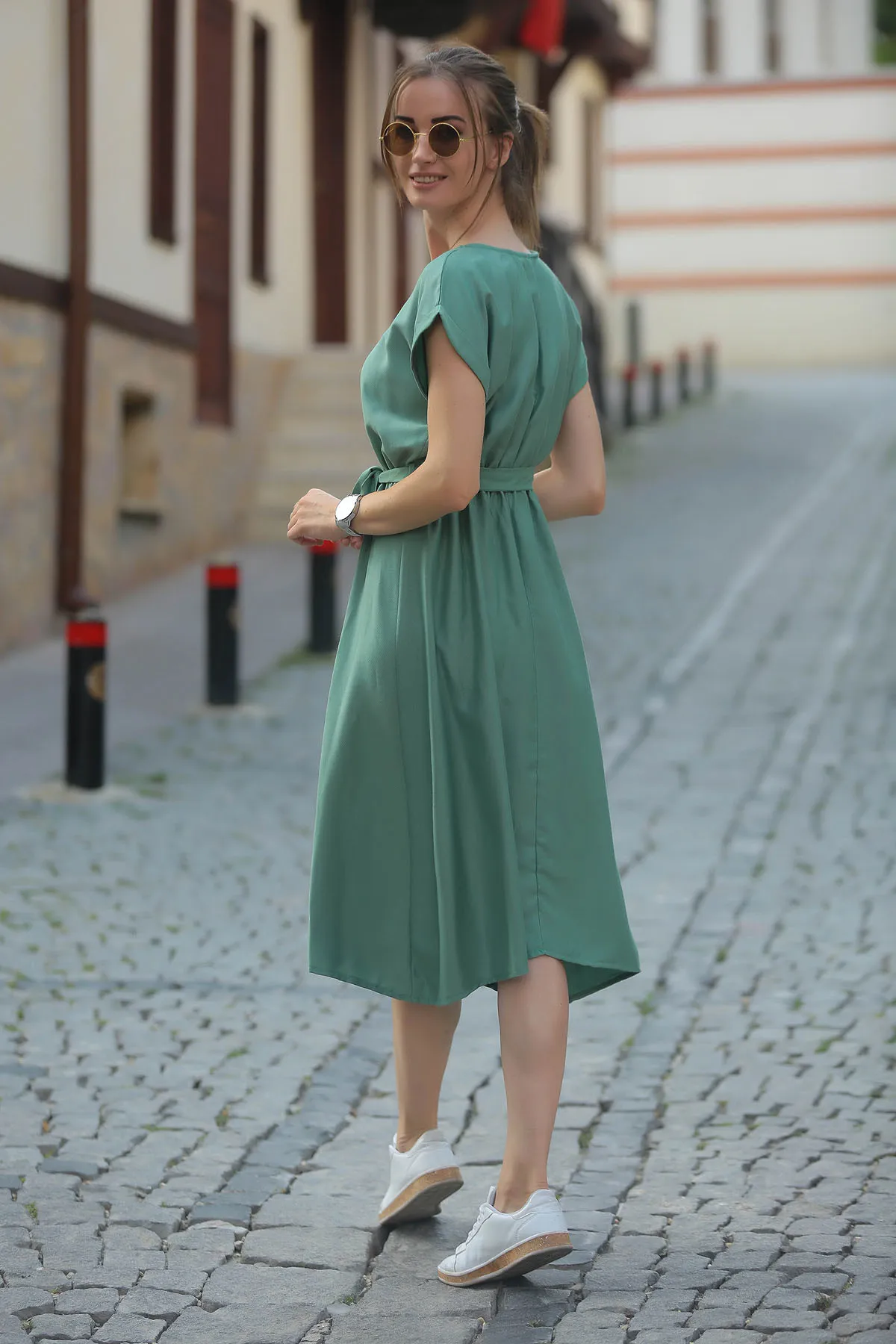 armonika  Grünes Damenkleid mit elastischer Taille und Bindeband ARM-18Y001133