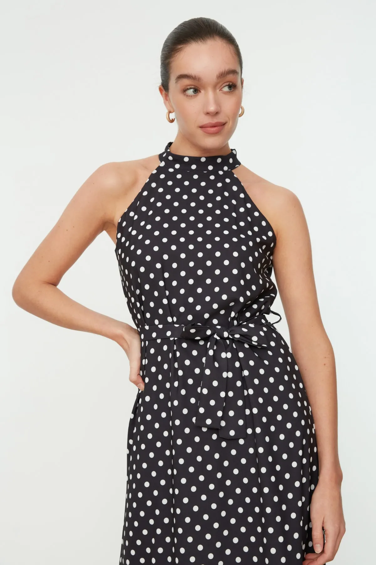 Trendyol Collection  Schwarzes, gewebtes Midikleid mit gepunktetem Gürtel und Gürtel TWOSS19YD0032