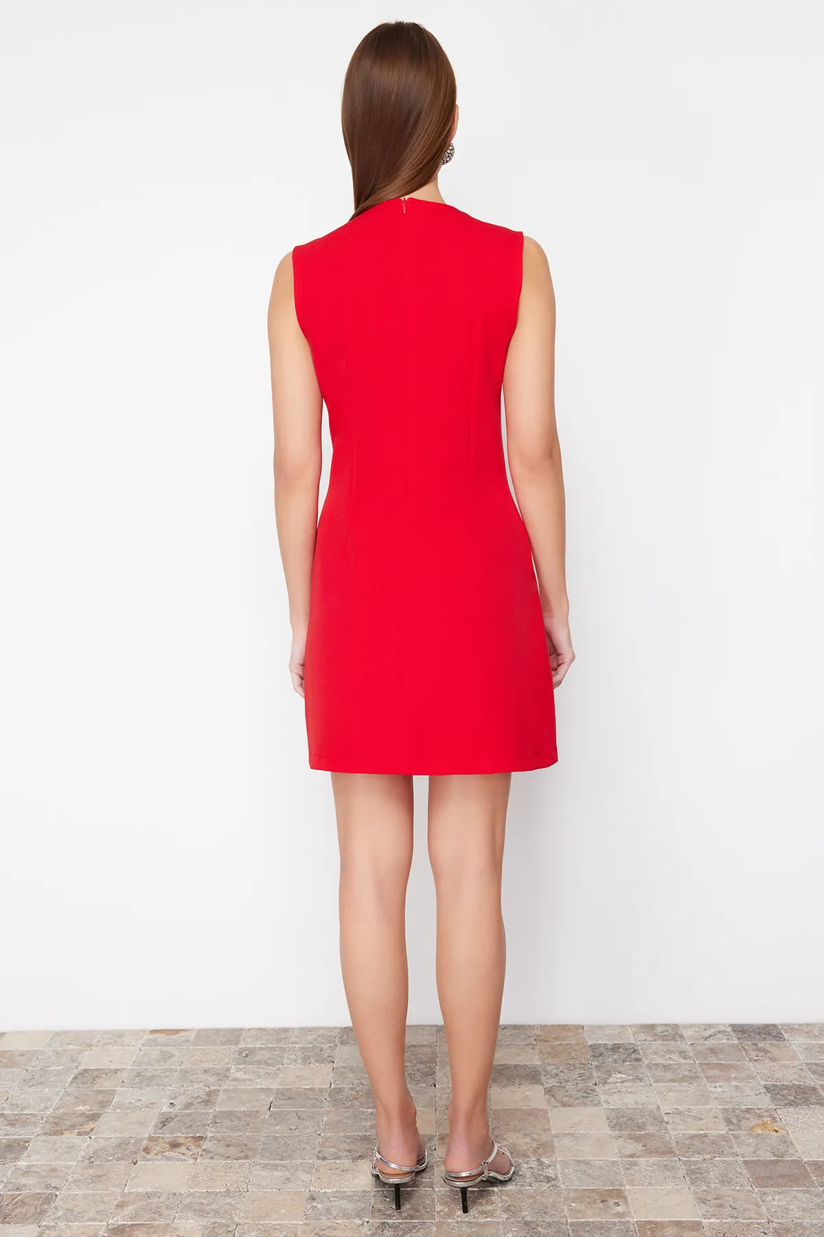 Trendyol Collection  Rotes gerade geschnittenes Mini-Gewebekleid mit Knopfdetail TWOSS24EL00704