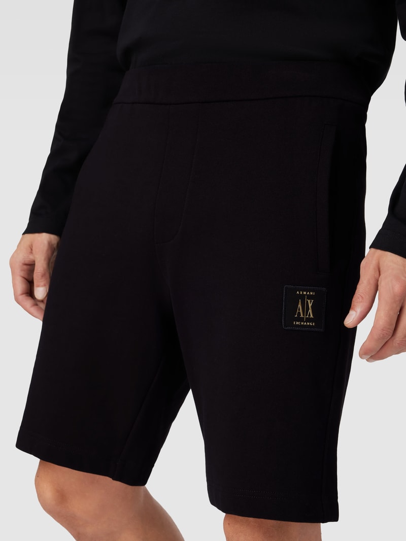 Shorts mit elastischem Bund in schwarz