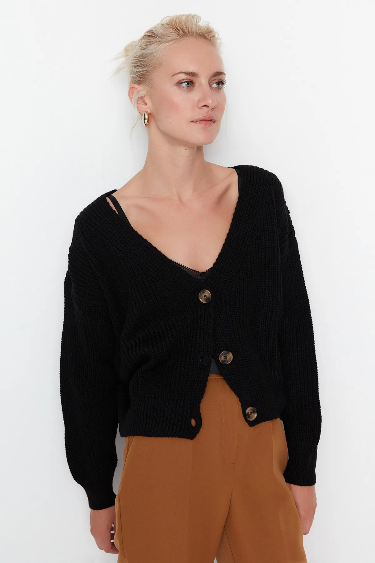 Trendyol Collection  Schwarzer Strickcardigan mit V-Ausschnitt und weiter Passform TWOAW21HI0251