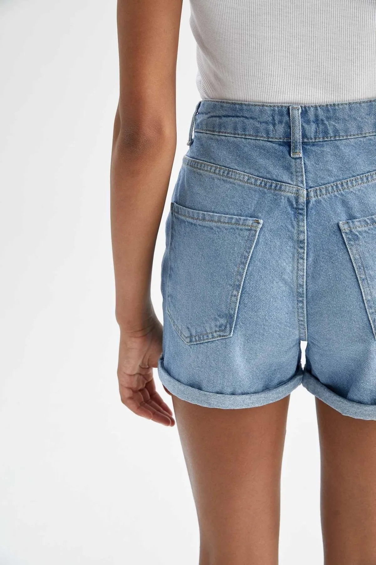 DeFacto  Mom-Fit-Jeans mit gefaltetem Bein und hoher Taille, 100 % Baumwolle