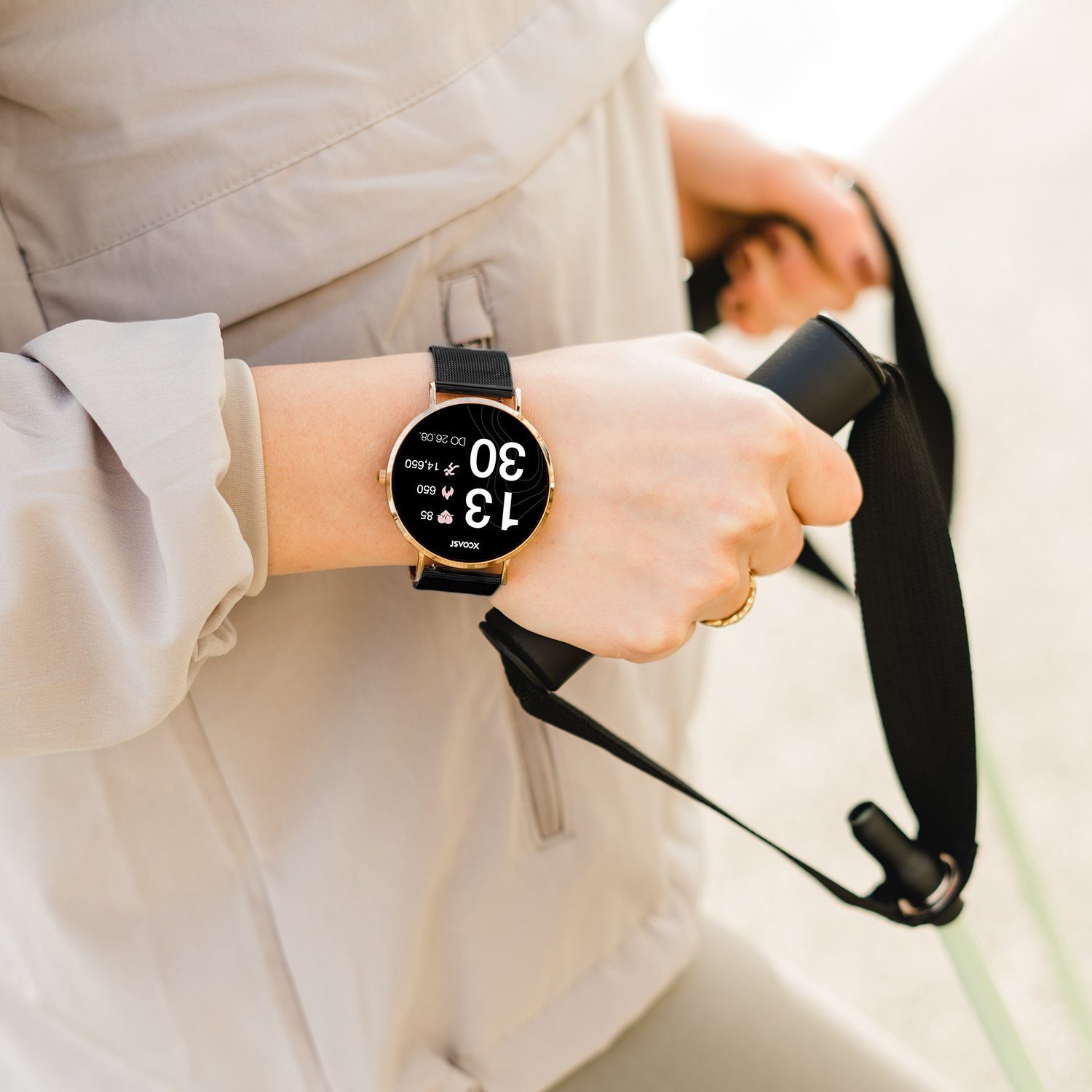 XCOAST SIONA 2 Damen Smartwatch (4,2 cm/1,3 Zoll, iOS und Android) Kostenloses Zusatzarmband enthalten / Gehäuse Rosegold (hell), 4-tlg., - 2in1 PROMOPACK (enthält 2 Mesh Armbänder: Schwarz und Rosegold) -, Wasserdicht/Flach/Puls/Blutdruck/Blutsauers