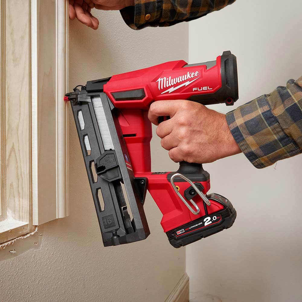 Pregador pneumático de acabamento Milwaukee Fuel 18V, calibre 16, ângulo reto de 20 graus, modelo M18FN16GA-0C
