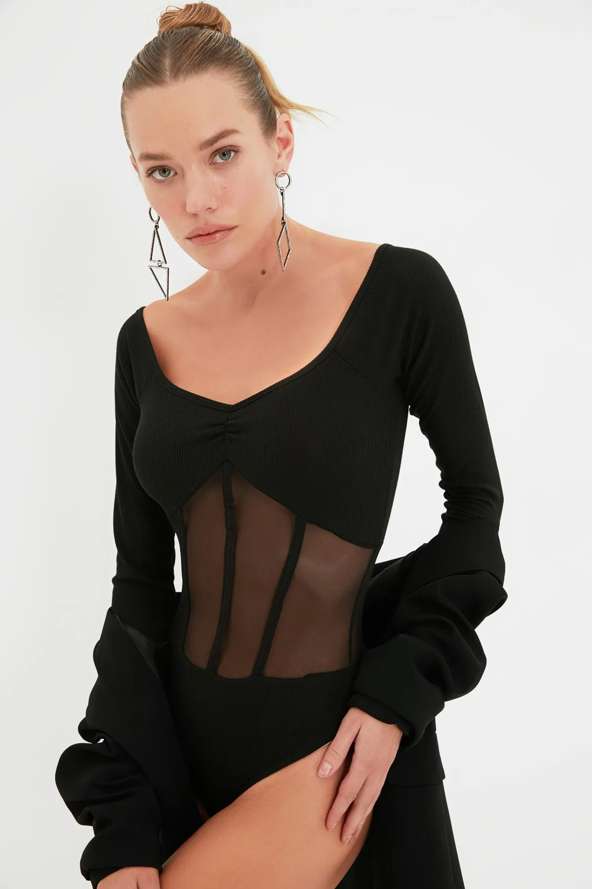 Trendyol Collection  Schwarzer Strickbody mit Korsett-Detail TPRAW22BD0086