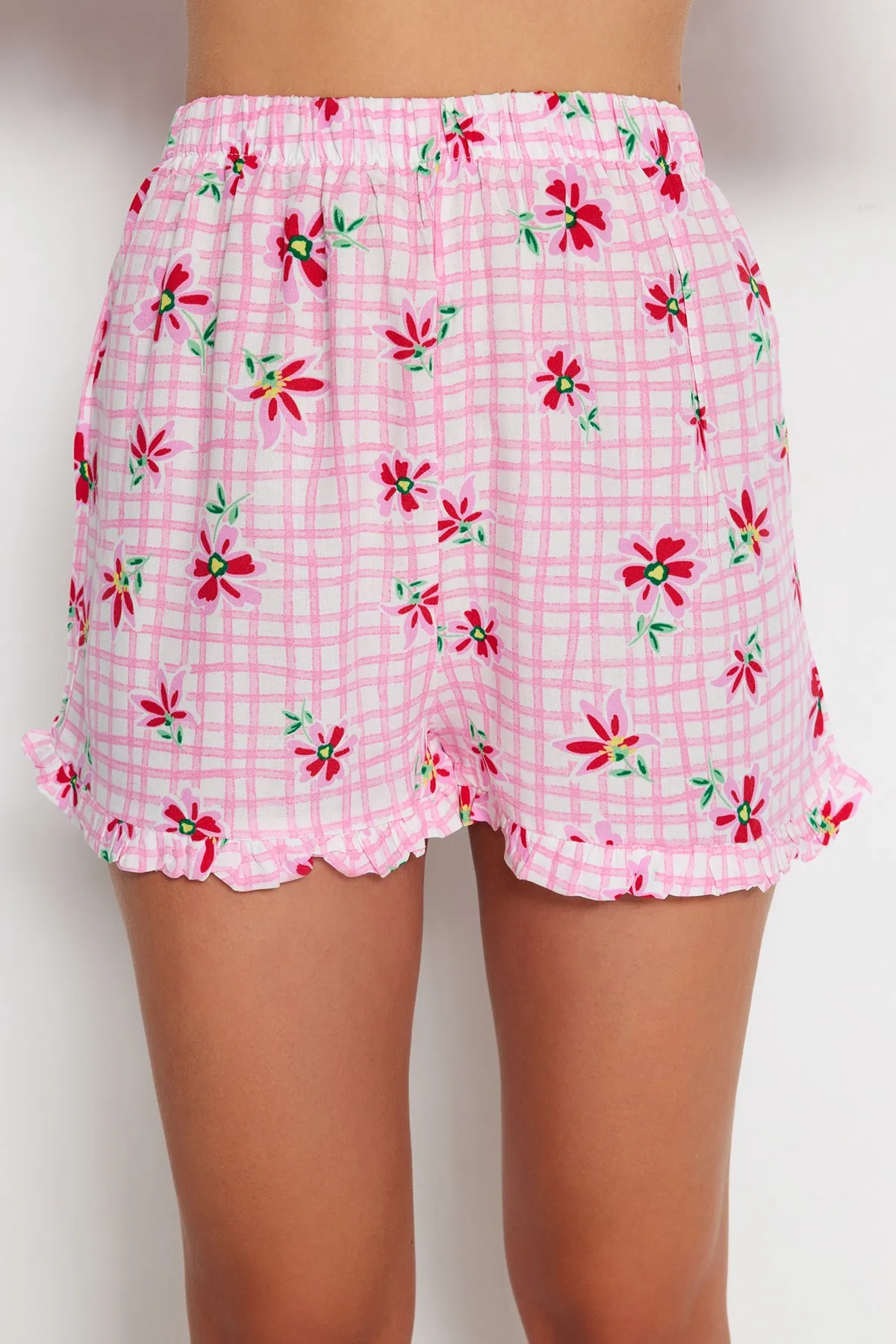 Trendyol Collection  Rosafarbenes, gewebtes Pyjama-Set mit Hemd und Shorts aus Viskose mit Blumenmuster THMSS23PT00167