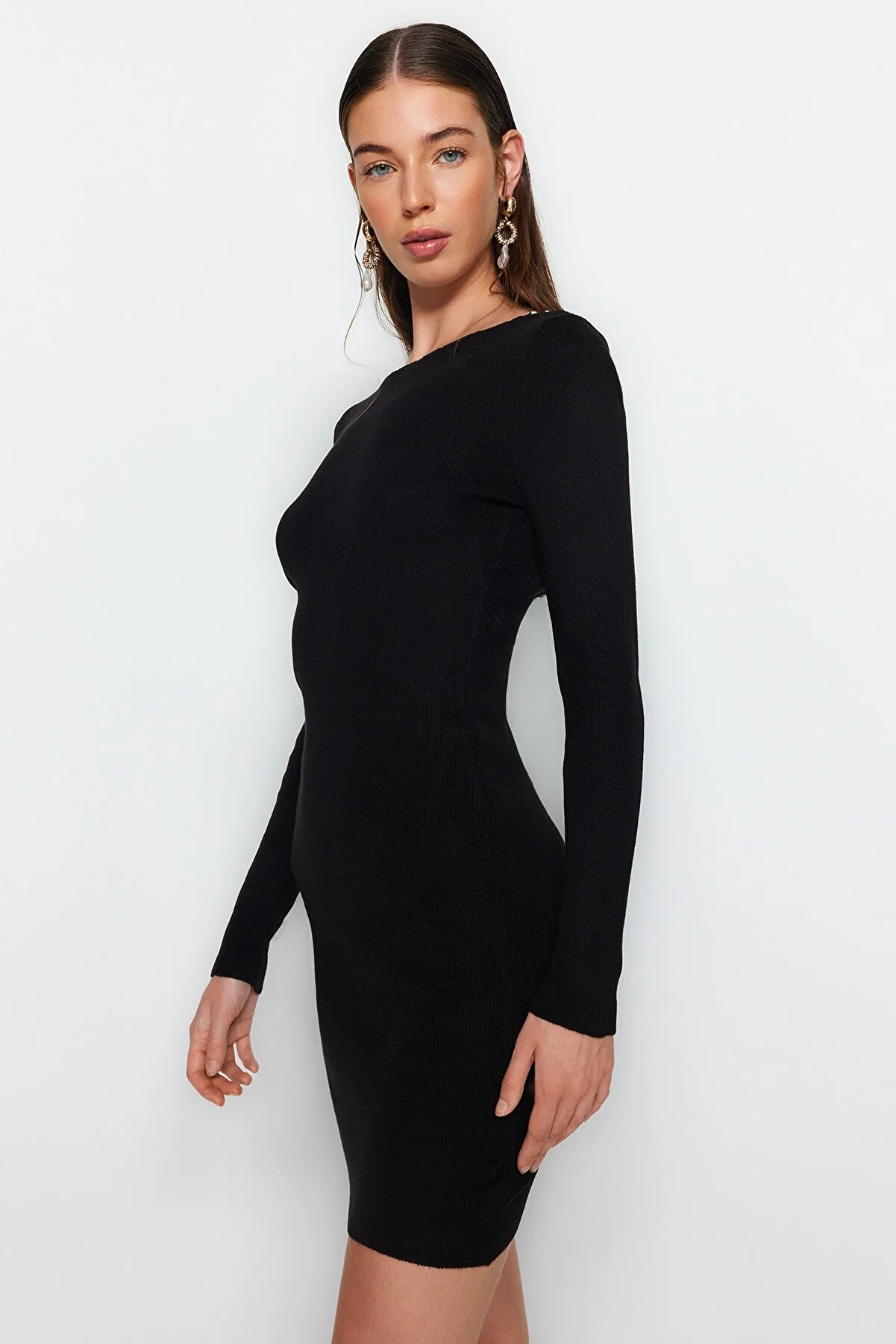 Trendyol Collection  Schwarzes Mini-Strickkleid mit detailliertem Rückenausschnitt TWOAW24EL00089