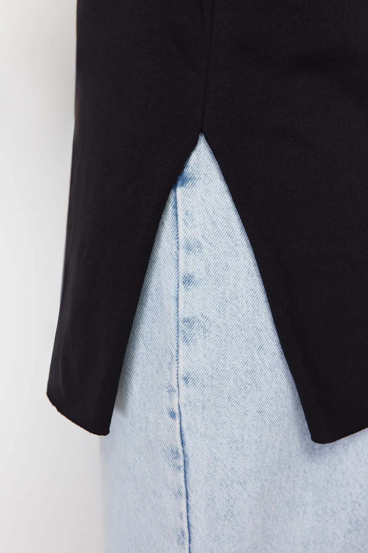 Trendyol Modest  Schwarzes Basic-Kurzarm-Single-Jersey-T-Shirt mit Schlitz aus 100 % Baumwolle TCTSS21TN0056