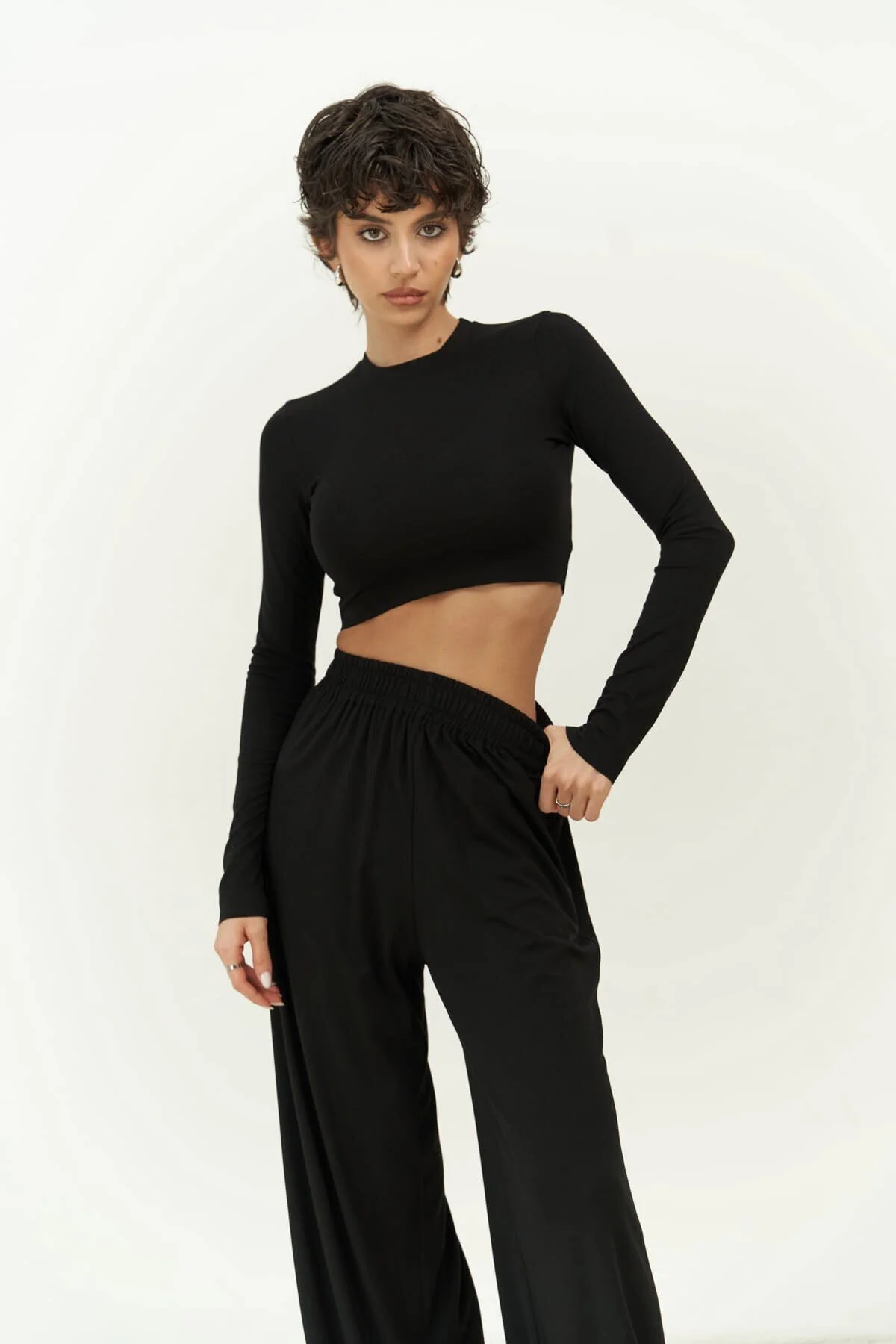 MAİ COLLECTİON  Jany – Langärmliges, schwarzes Crop-Hosen-Set