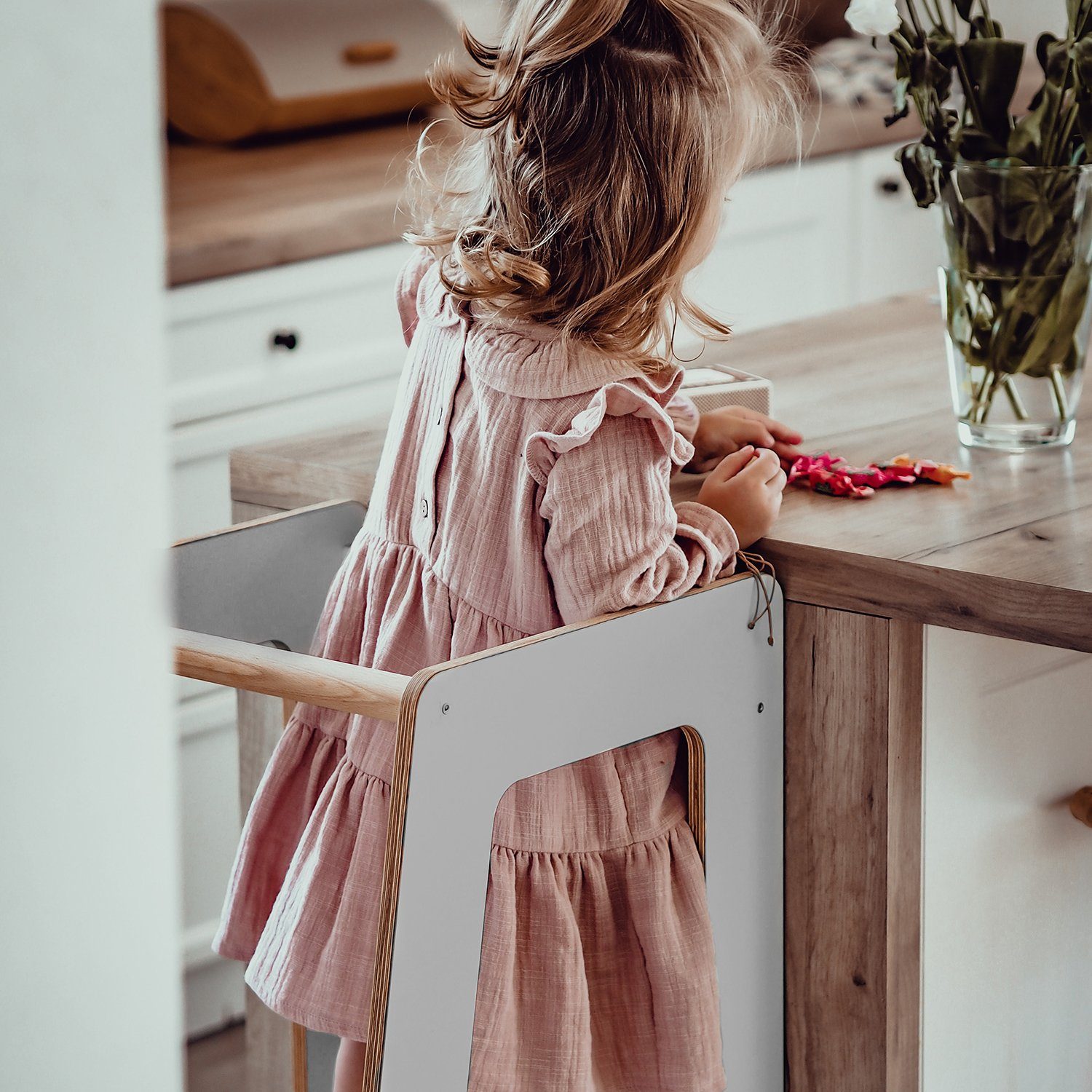 MeowBaby Stehhilfe Lernturm für Kinder Montessori Lernstuhl Scandi Weiß (1 St), Kinderhocker, Höhenverstellbar, Abgerundete Ecken & Kanten