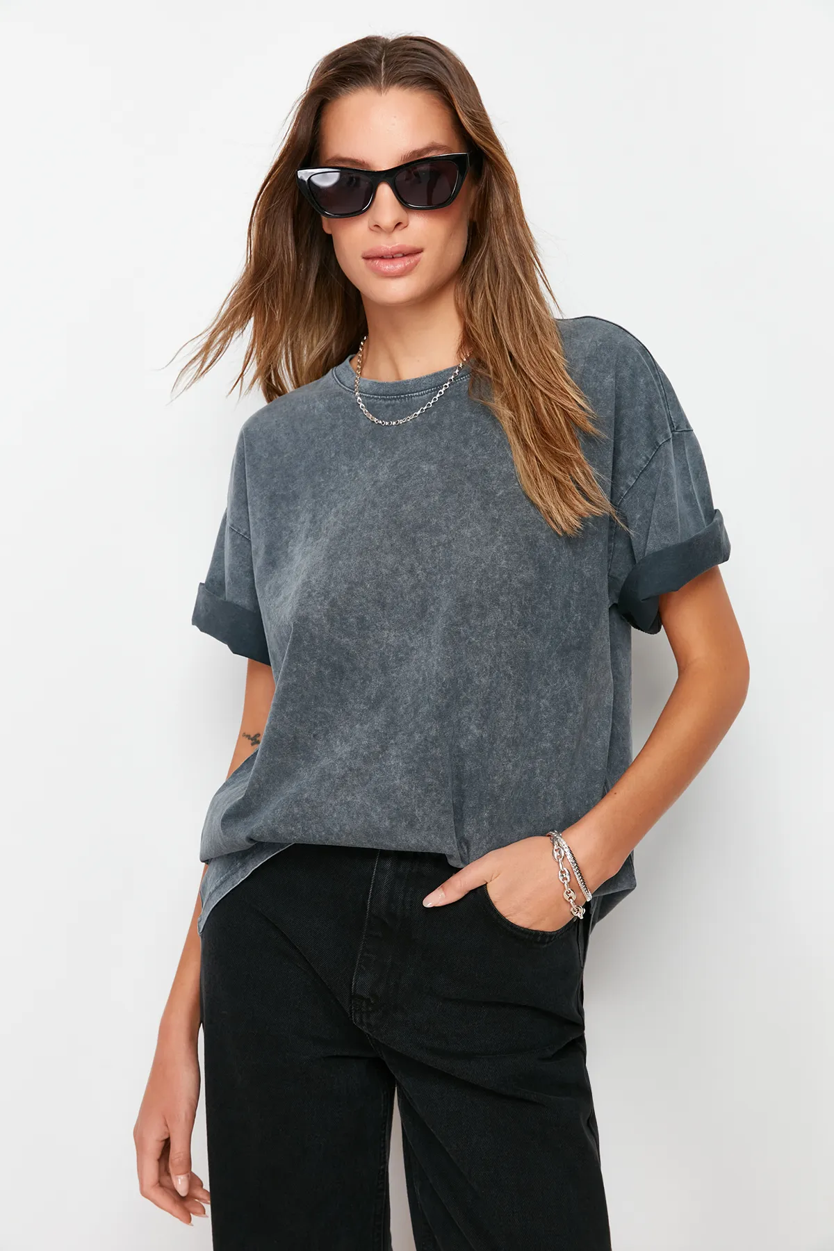 Trendyol Collection  Anthrazitfarbenes Boyfriend-Strick-T-Shirt aus 100 % Baumwolle mit verblasstem Effekt auf der Rückseite und Rundhalsausschnitt TWOSS23TS00109