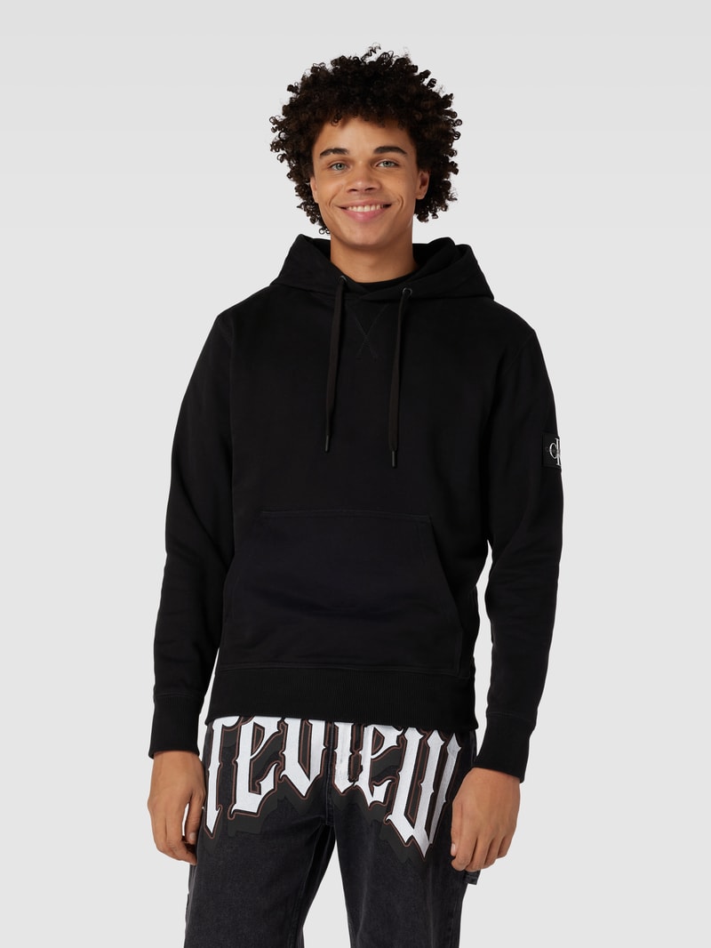 Hoodie mit Label-Patch in schwarz