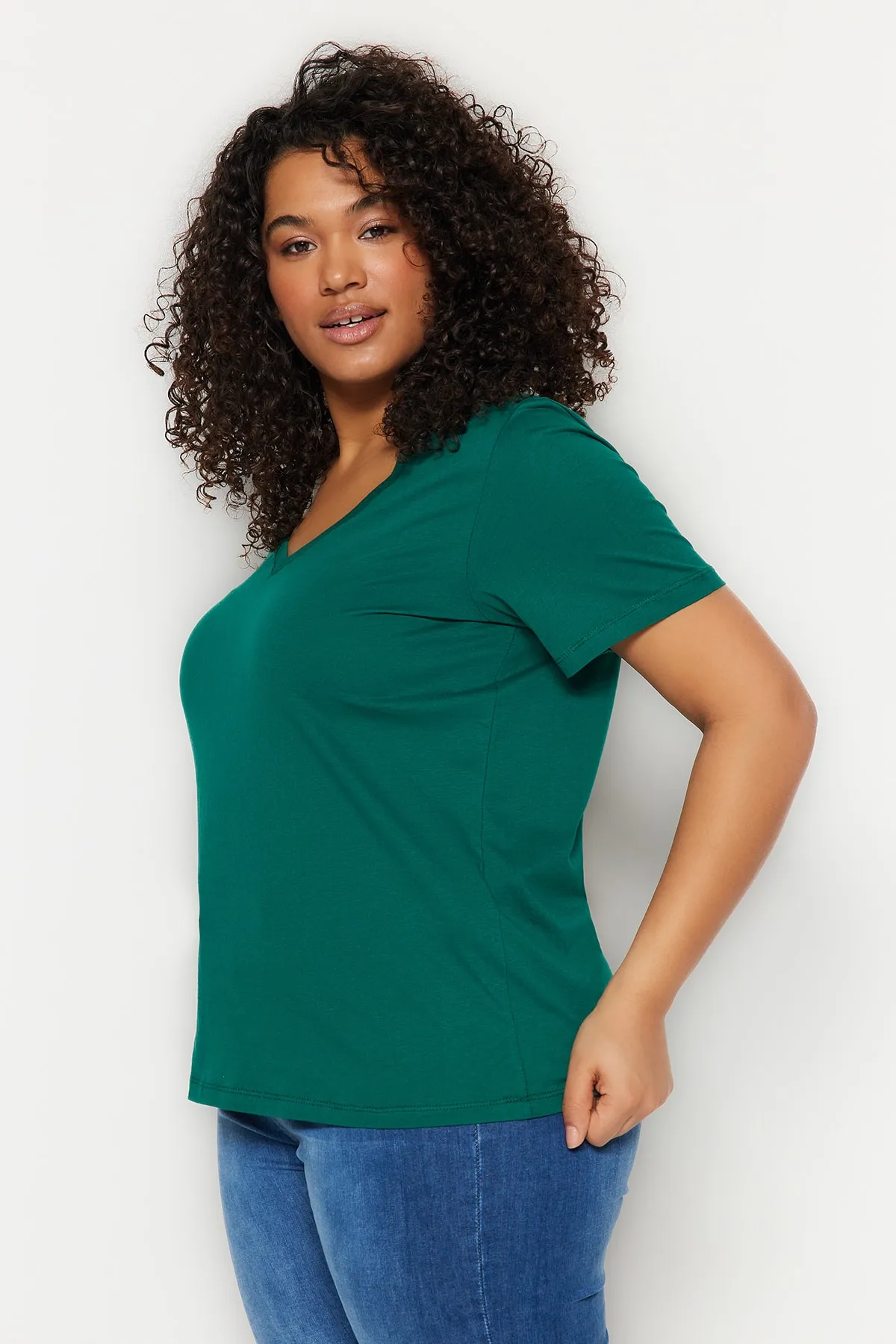 Trendyol Curve  Smaragdgrünes Basic-Strick-T-Shirt mit V-Ausschnitt TBBSS22BF0028