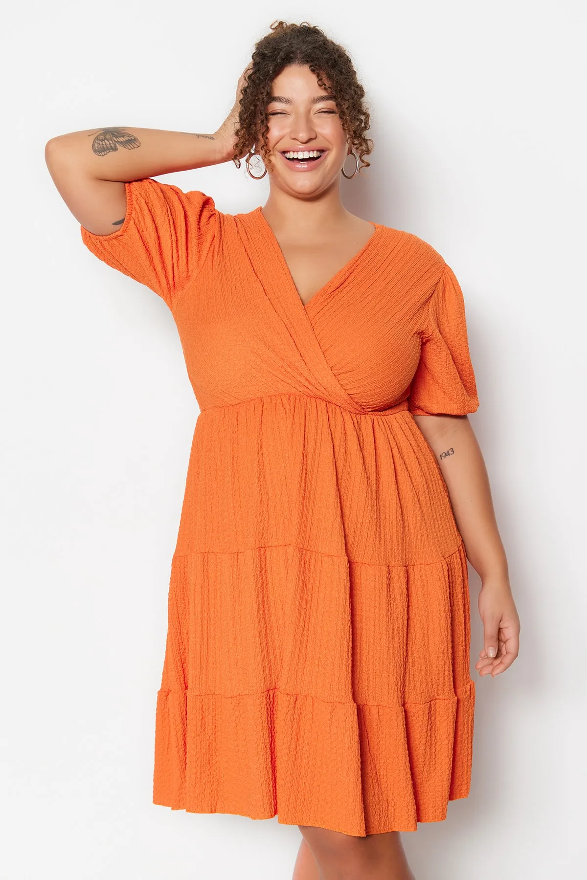 Trendyol Curve  Hellorangefarbenes Skater-Strickkleid mit V-Ausschnitt und zweireihigem Verschluss TBBSS22EL2987
