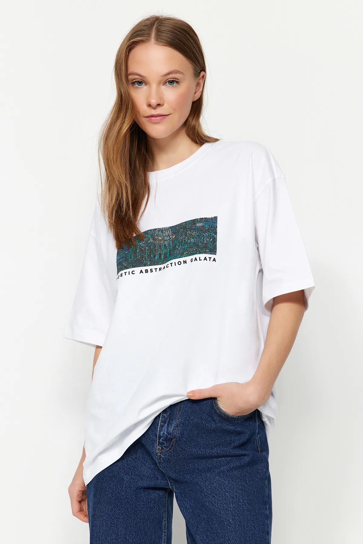 Trendyol Collection  Weißes Unisex-Strick-T-Shirt mit Devrim-Erbil-Aufdruck in Übergröße TWOSS24TS00017