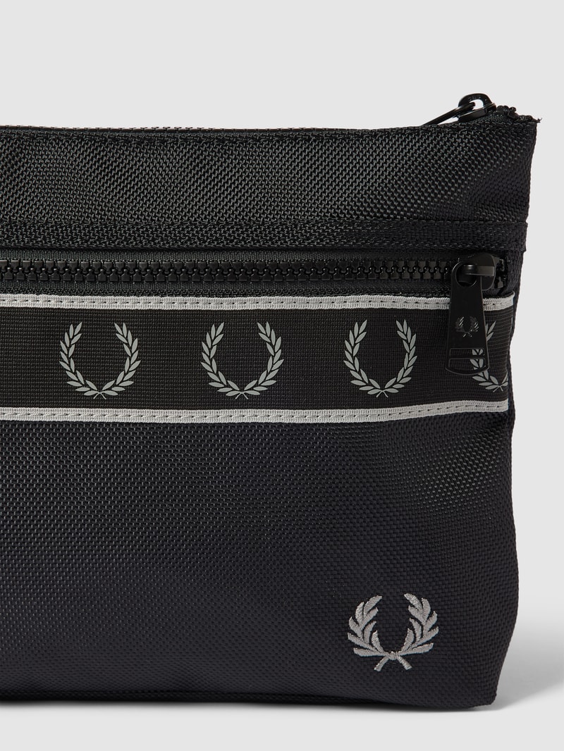 Kulturtasche mit Label-Details in schwarz