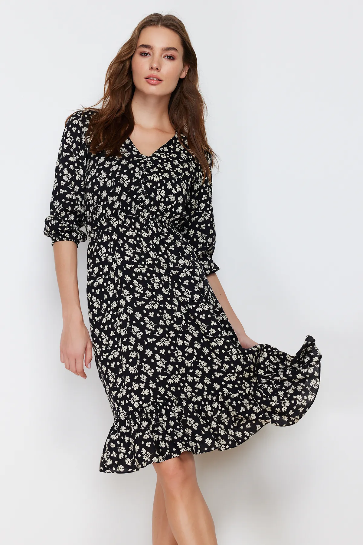 Trendyol Collection  Schwarzes, geblümtes, gewebtes Kleid mit Knöpfen TWOSS20EL0577