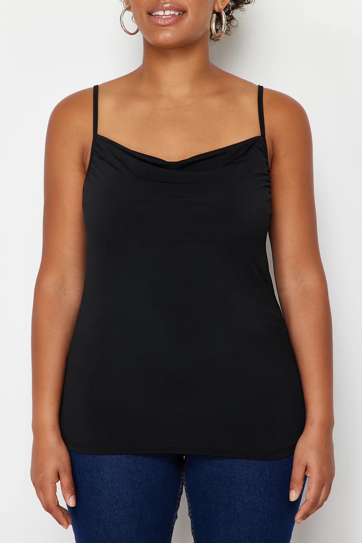 Trendyol Curve  Schwarze Degaje-Strickbluse mit Kragen und Riemen TBSSS24AF00006