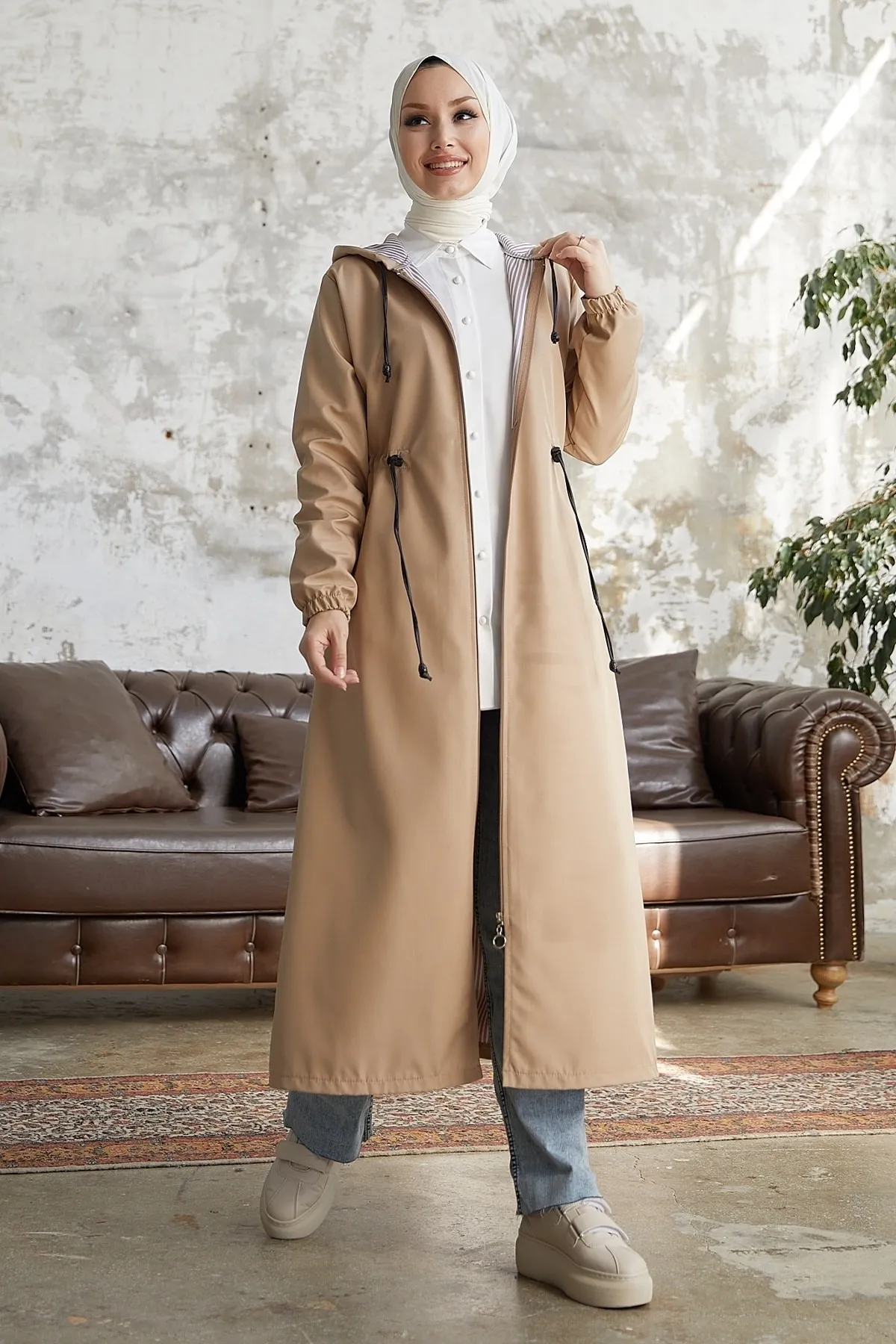 InStyle  Layisa gestreifter, gemusterter Trenchcoat mit geraffter Taille – Beige