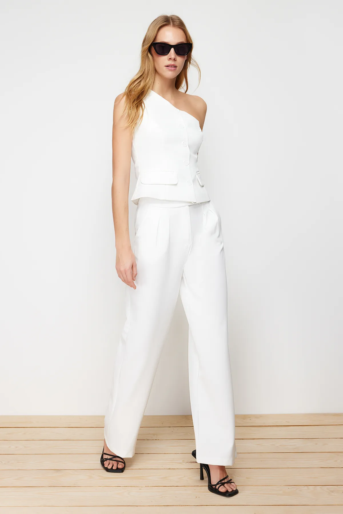 Trendyol Collection  Ecru-weites Bein/weites Bein, gewebte Hose mit hoher Taille TWOAW22PL0066