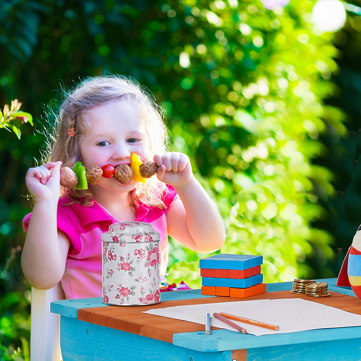Kindersitzgruppe Garten mit Sonnenschirm
