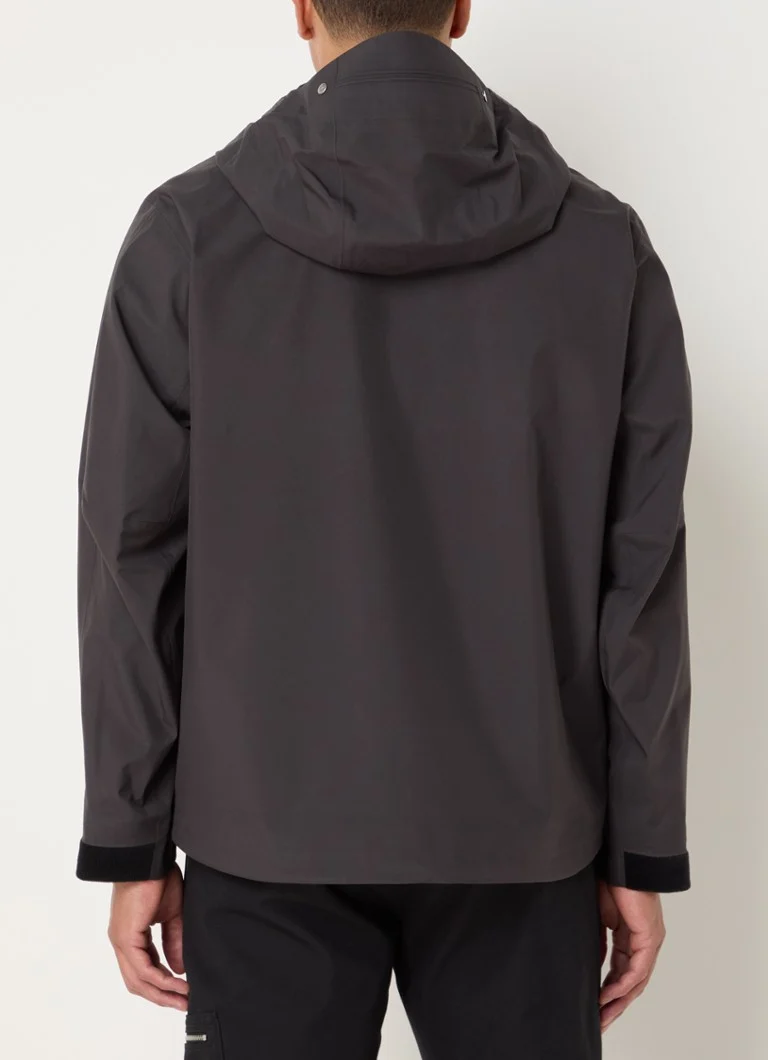 Αντιανεμικό Stone Island 413G1 με κουκούλα και κέντημα λογότυπου