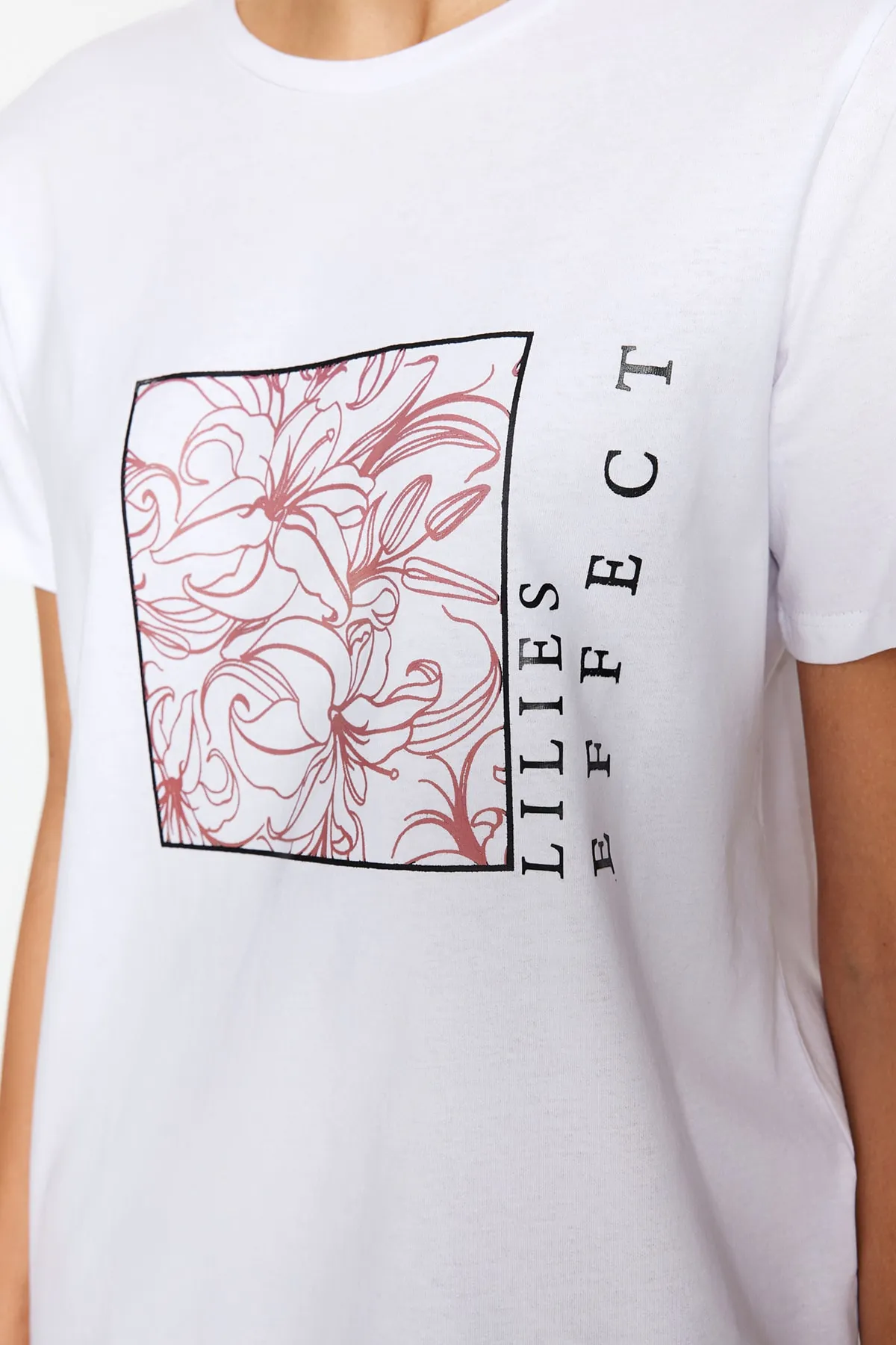 Trendyol Collection  Weißes Basic-Strick-T-Shirt mit Rundhalsausschnitt aus 100 % Baumwolle mit Blumenmuster TWOSS22TS1791