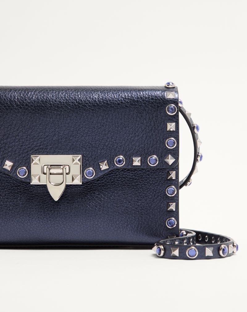 Bolsa de ombro pequena Valentino Garavani Rockstud em couro de bezerro laminado com pedras cabochão.
