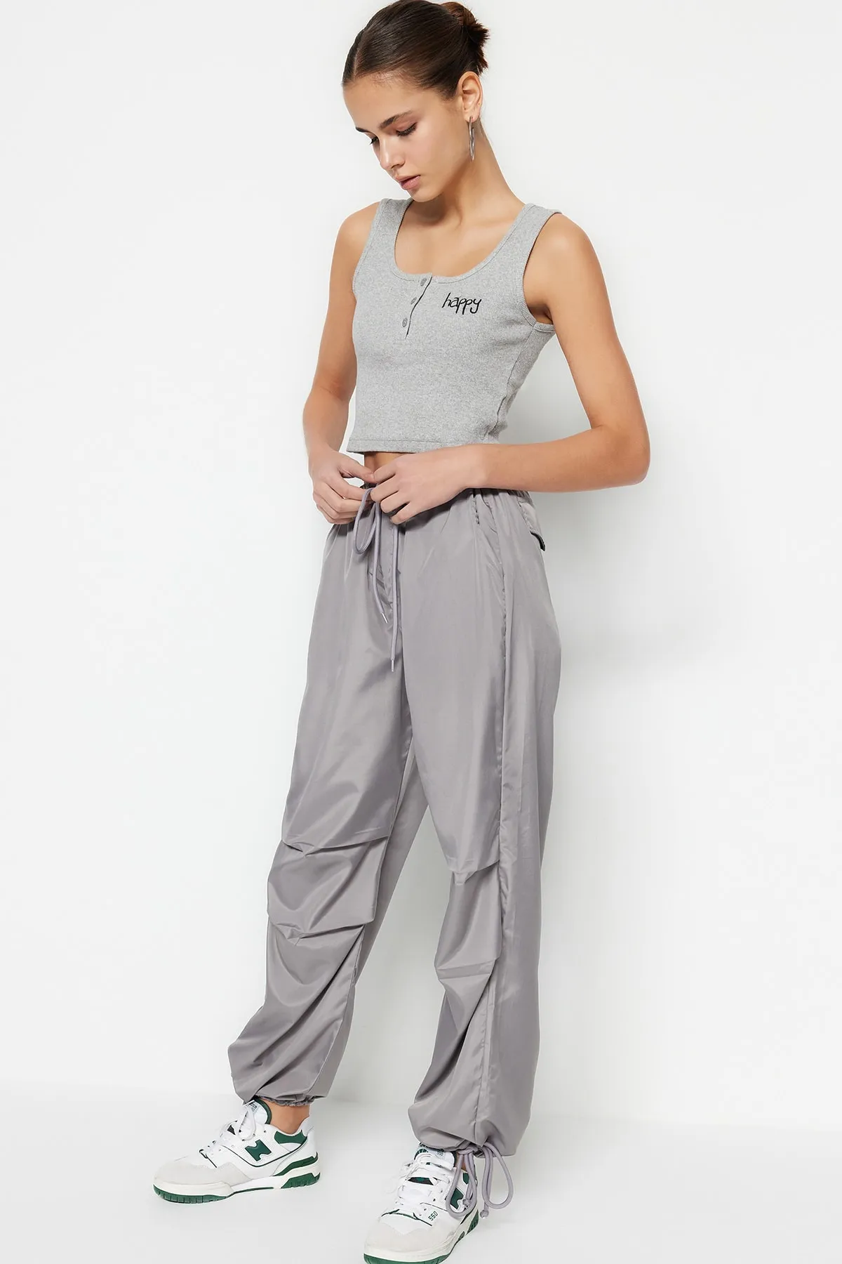 Trendyol Collection  Graue, gewebte Parachute-Webhose mit Gürtel und hohem Bund TWOSS23PL00317