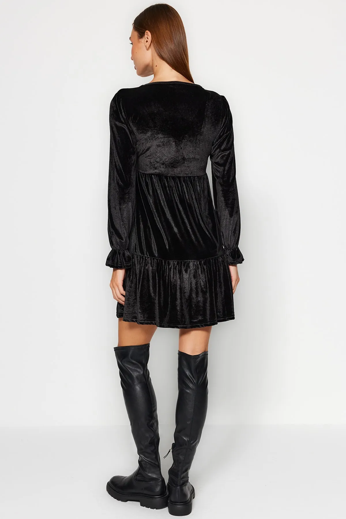 Trendyol Collection  Schwarzes Mini-Strickkleid aus Samt mit V-Ausschnitt und Skater-/Taillenausschnitt TWOAW24EL00381