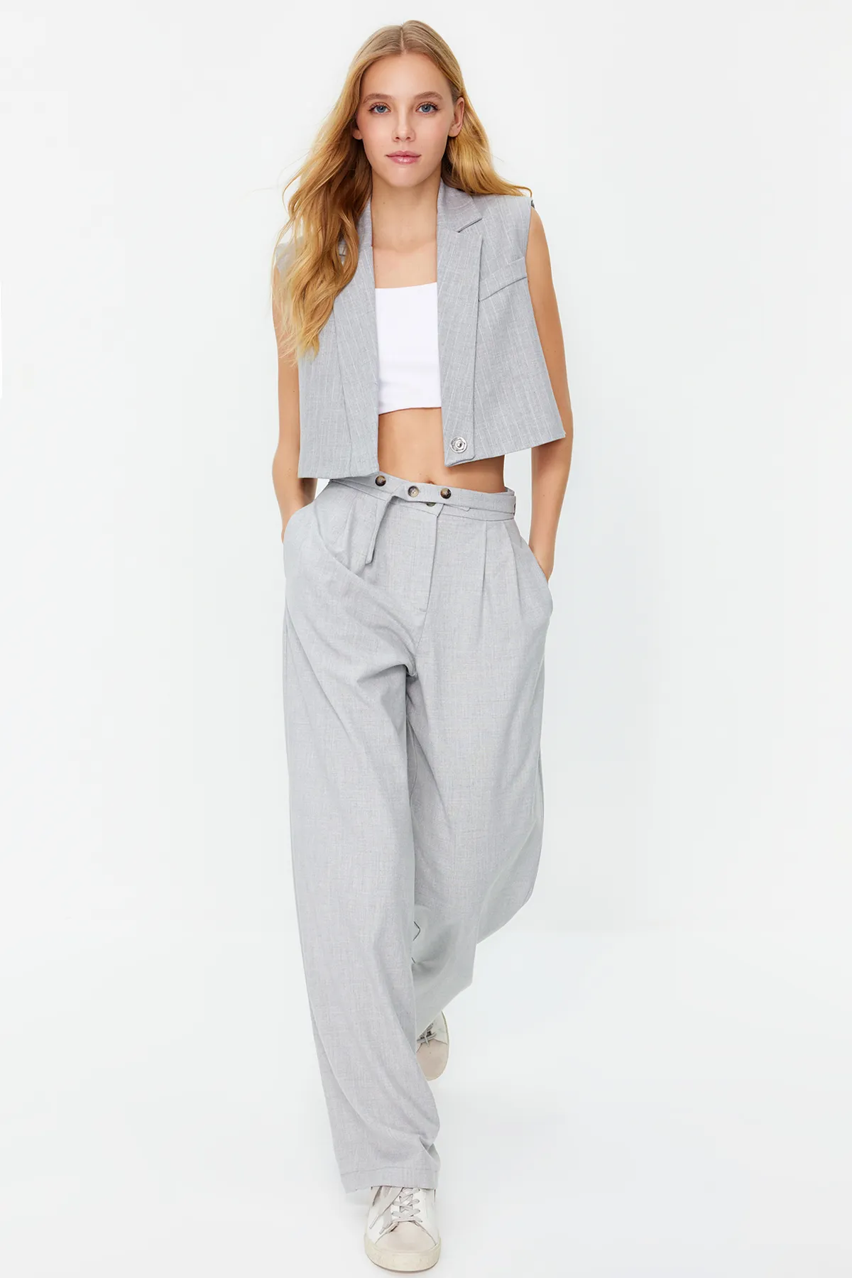 Trendyol Collection  Graue gerade geschnittene Webhose mit Gürteldetail TWOSS24PL00023