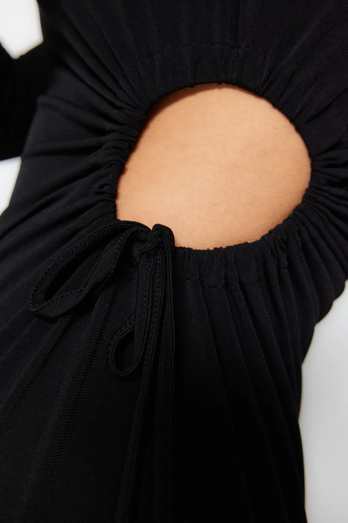 Trendyol Collection  Schwarzes, tailliertes, gestricktes, elegantes Abendkleid mit Fenster-/Ausschnittausschnitt TPRAW24EL00063