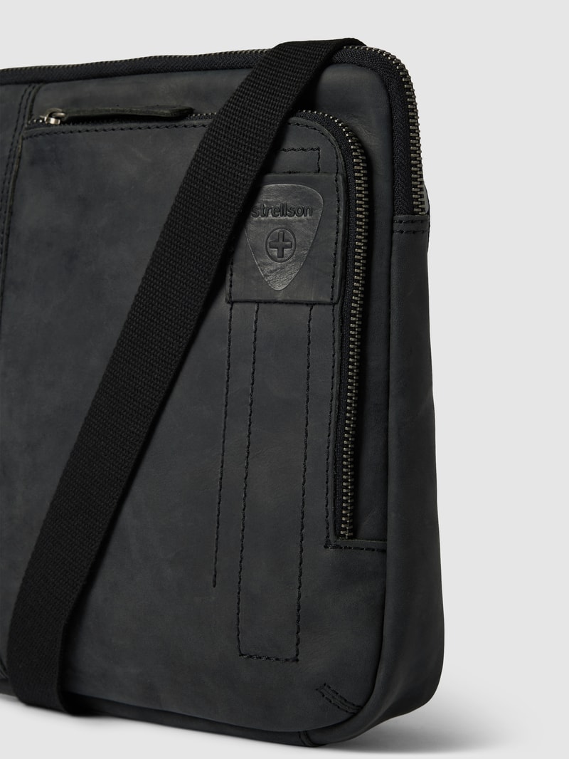 Umhängetasche mit Label-Patch Modell 'RICHMOND' in schwarz