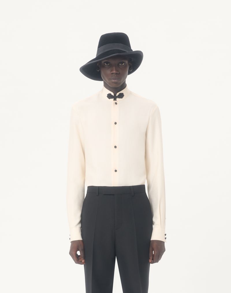 Camisa de seda shantung com detalhe de sapo