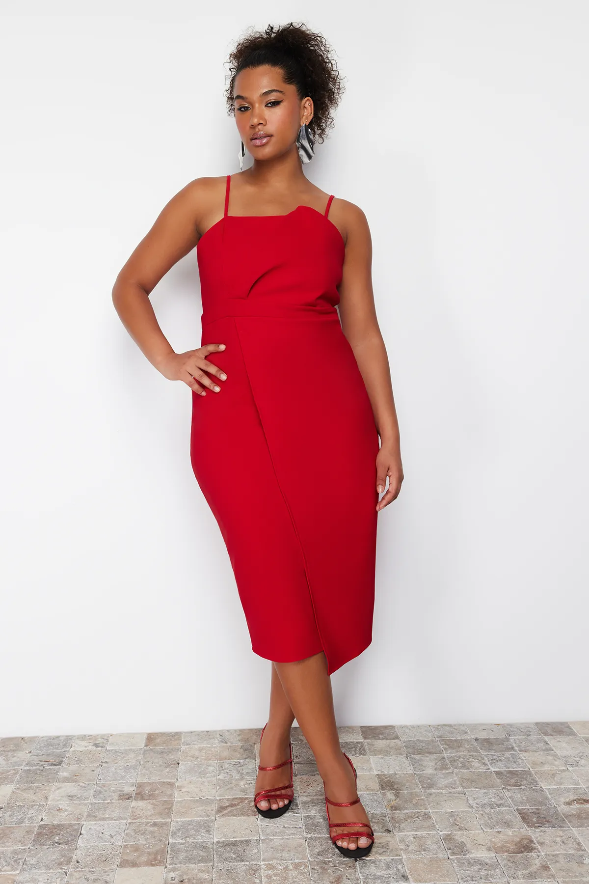 Trendyol Curve  Rotes Finike-Webkleid in Übergröße
