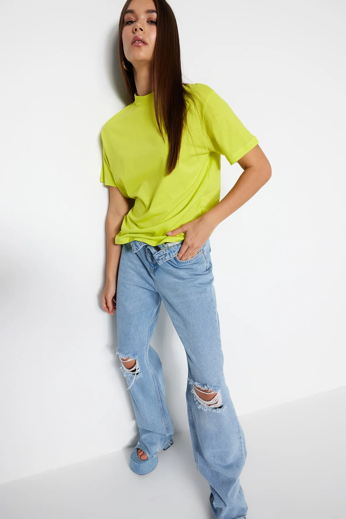 Trendyol Collection  Ölgrünes Basic-Strick-T-Shirt mit Stehkragen aus 100 % Baumwolle TWOAW20TS0096