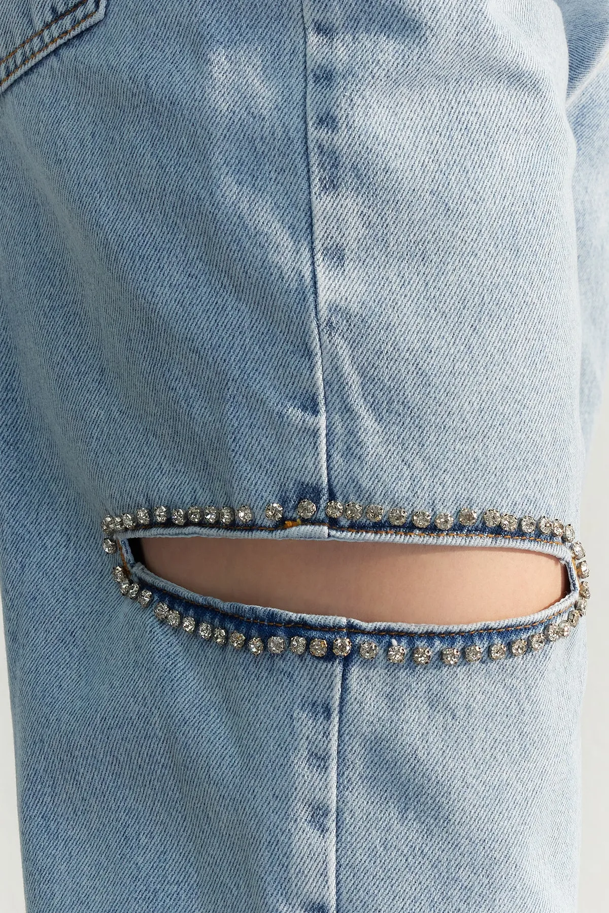 Trendyol Collection  Hellblaue Jeans mit Cut-Outs und Steindetails TPRAW23JE00010