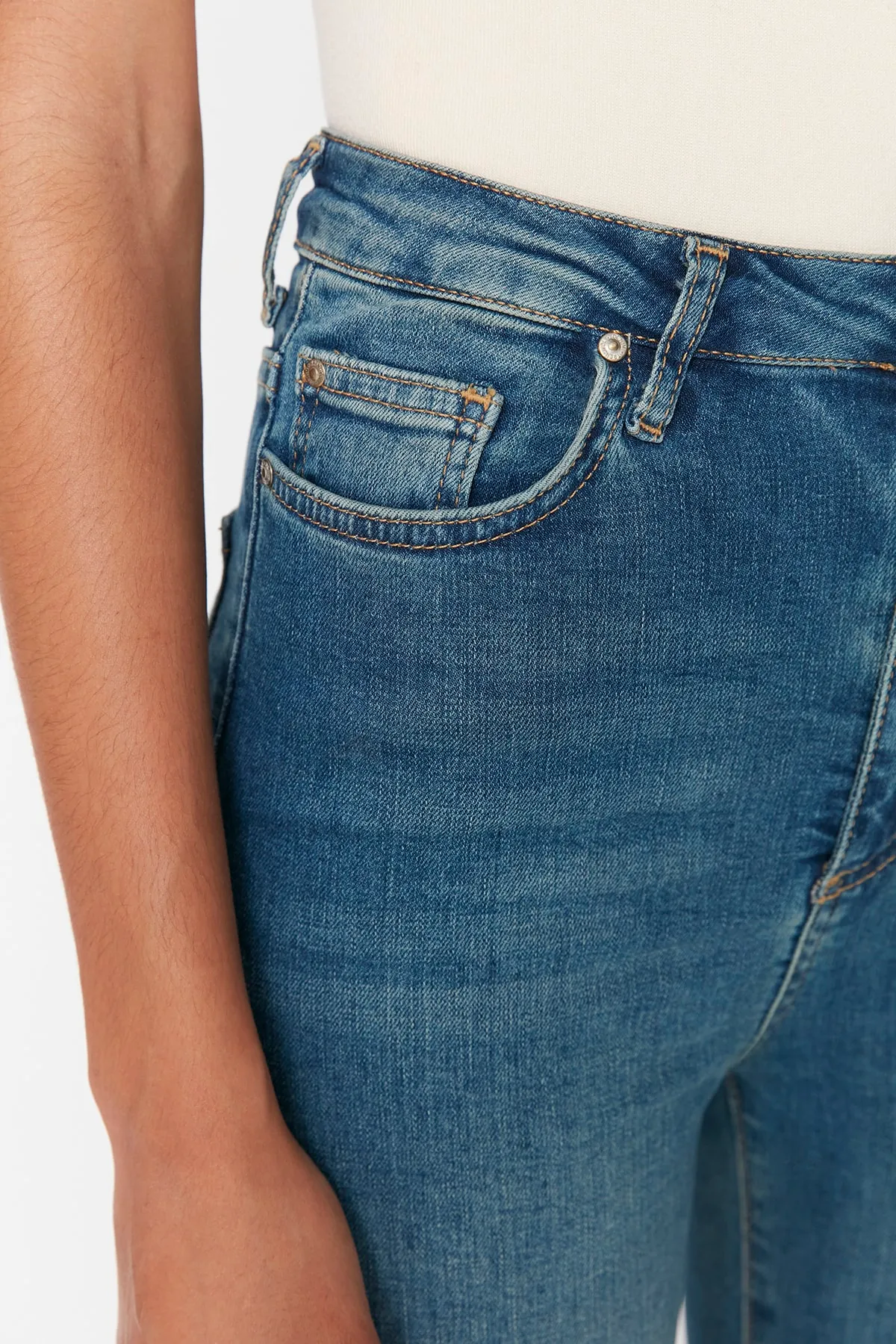 Trendyol Collection  Dunkelblaue Skinny-Jeans mit superhoher Taille TWOSS22JE0560