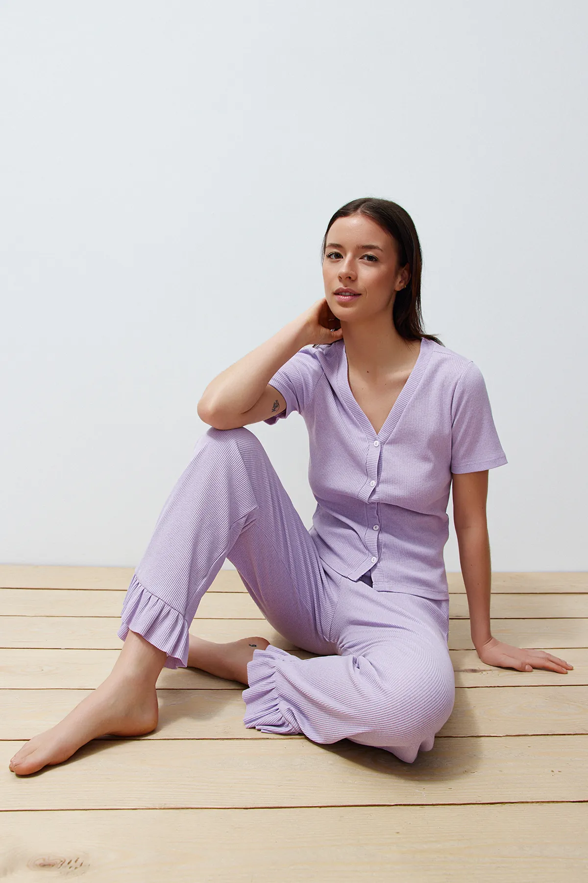 Trendyol Collection  Fliederfarbenes Pyjama-Set aus schnurgebundenem Strick mit Rüschen und Details THMSS24PT00209