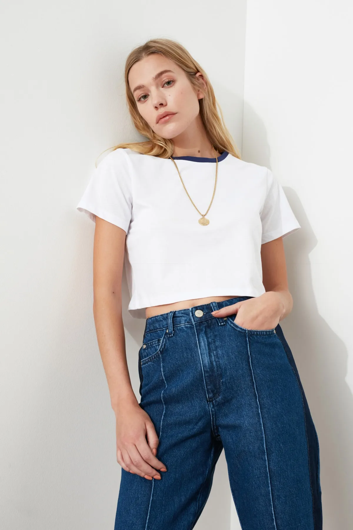 Trendyol Collection  Weißes, bauchfreies, farbiges Strick-T-Shirt mit Rundhalsausschnitt aus 100 % Baumwolle TWOSS21TS0395