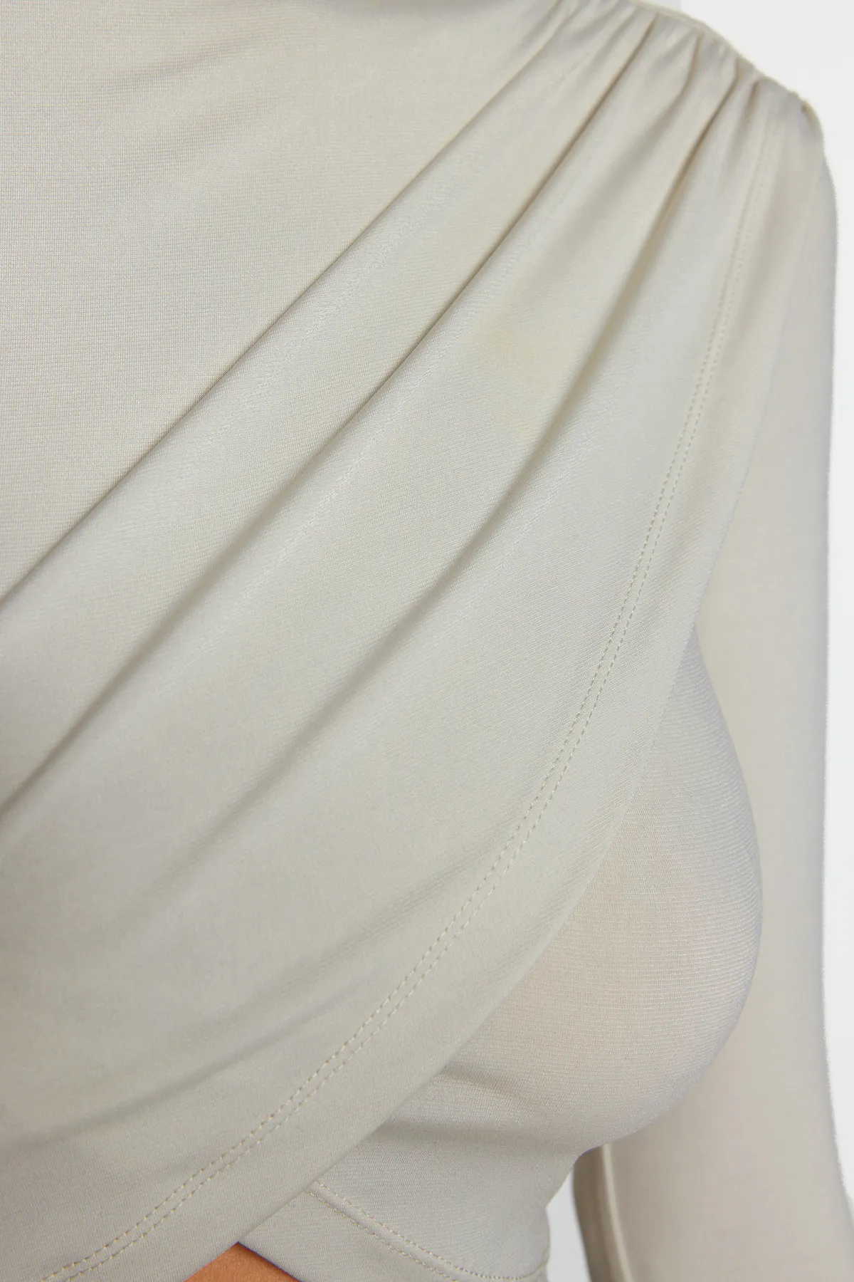 Trendyol Collection  Drapierte Crop-Bluse mit hohem Kragen in Hellstein TWOAW24BZ00164