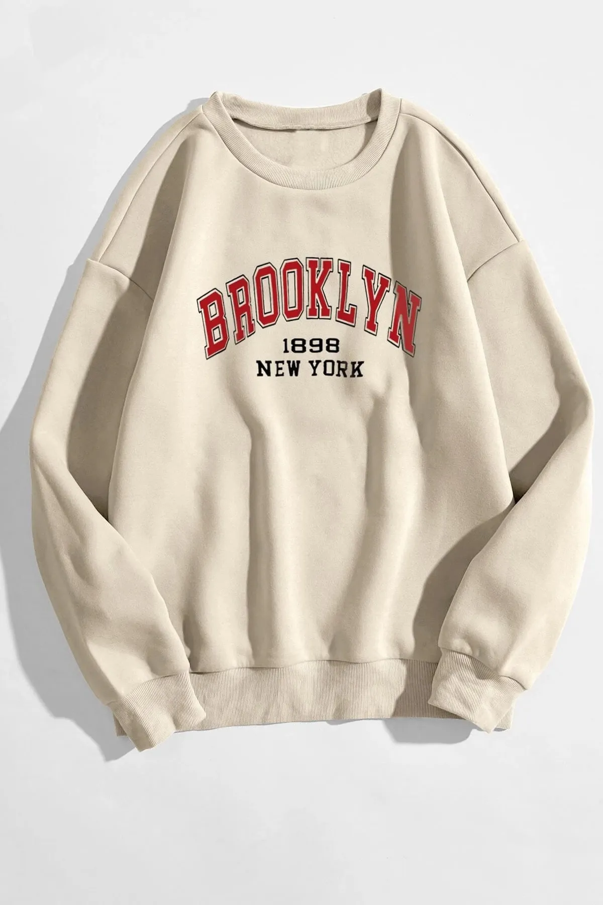 MODAGEN  Unisex-Sweatshirt mit beigem Oversize-Print „Brooklyn“ in Rot