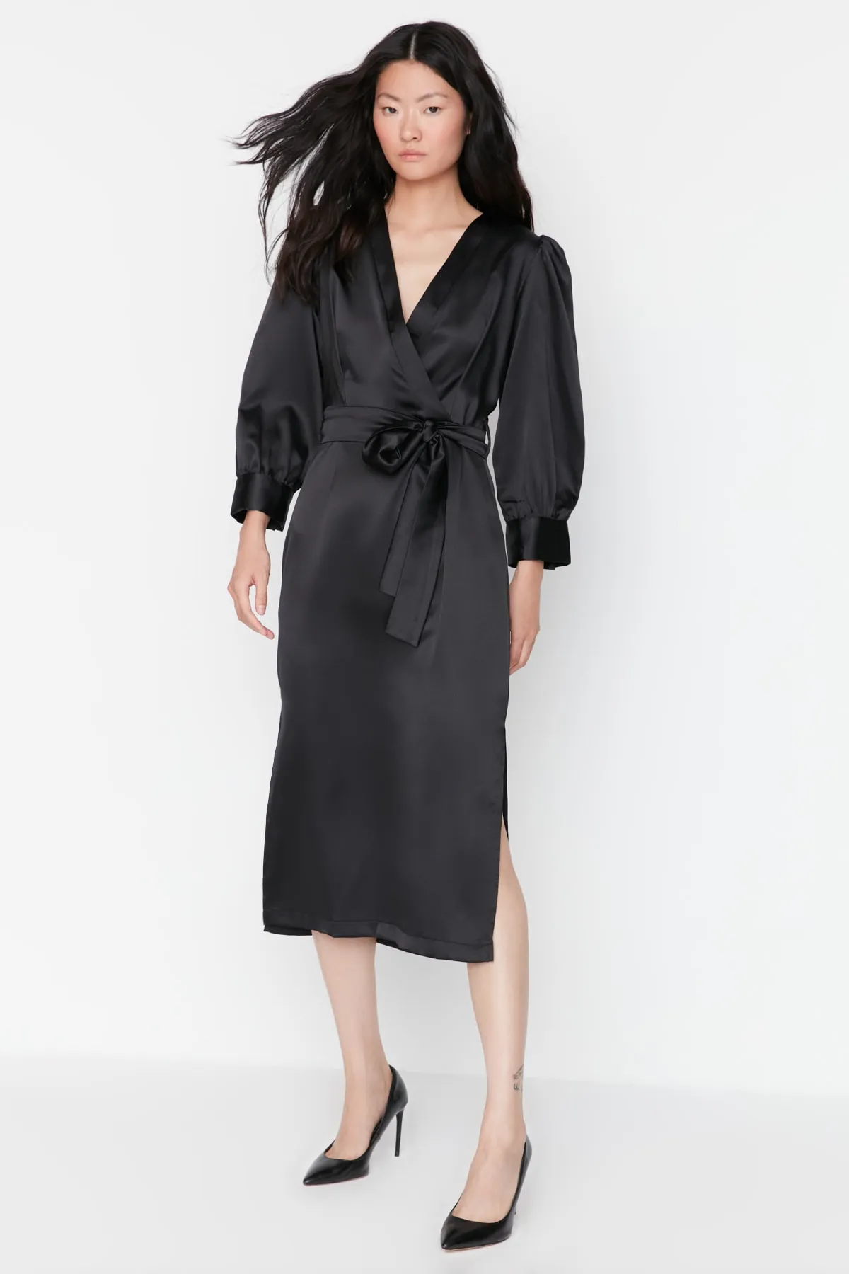 Trendyol Collection  Schwarzes, detailliertes Kleid aus Satin mit Krawatte TWOAW23EL01383