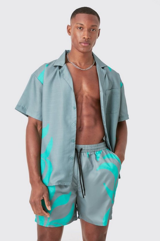 Kastiges gemustertes Hemd und Badehose