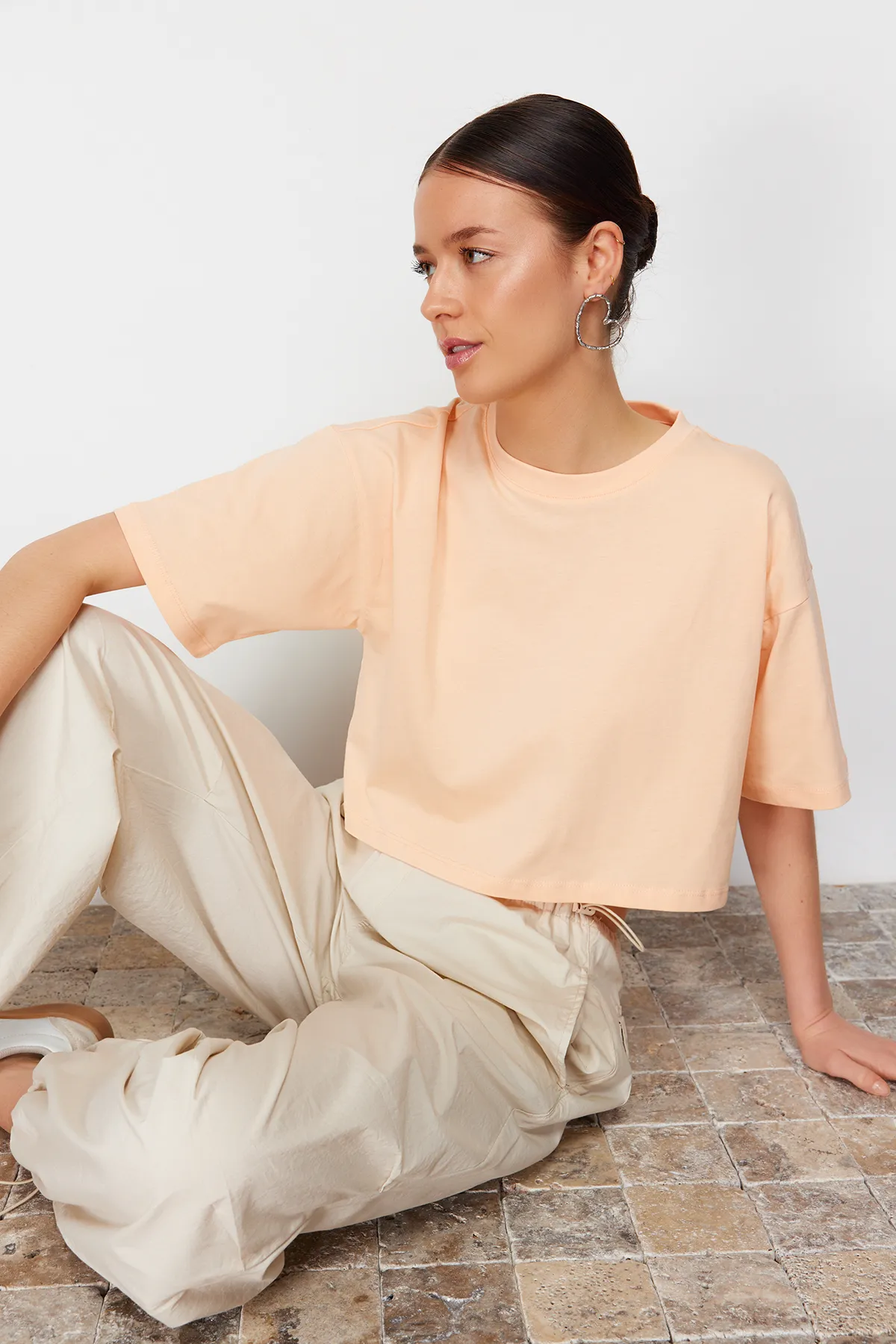 Trendyol Collection  Hochwertiges, pfirsichfarbenes Basic-T-Shirt aus 100 % Baumwolle mit Kurzstrick TWOSS23TS00038