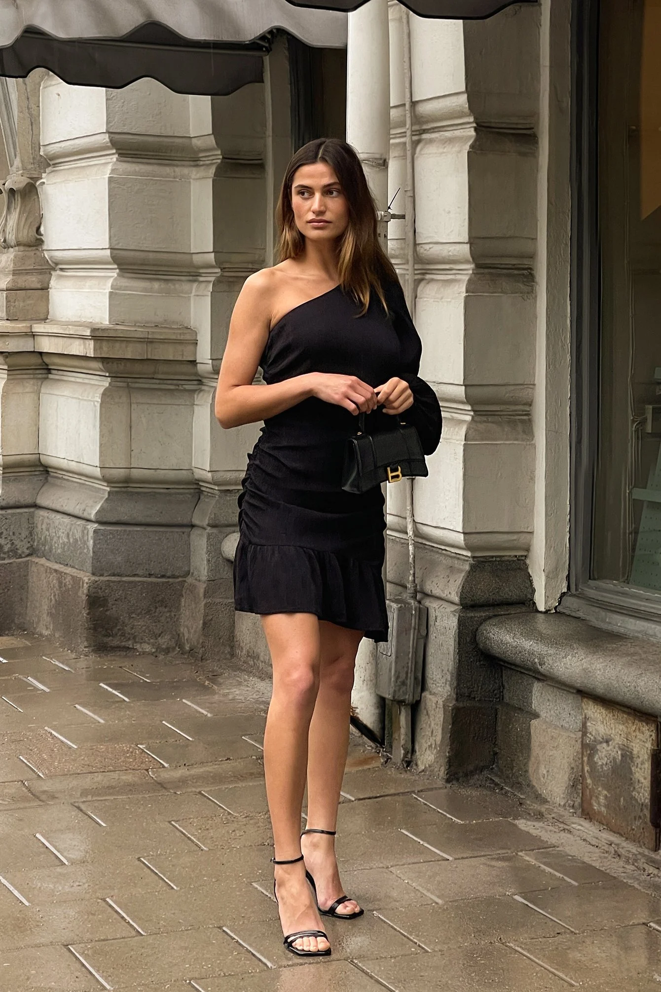 Einseitig schulterfreies Minikleid