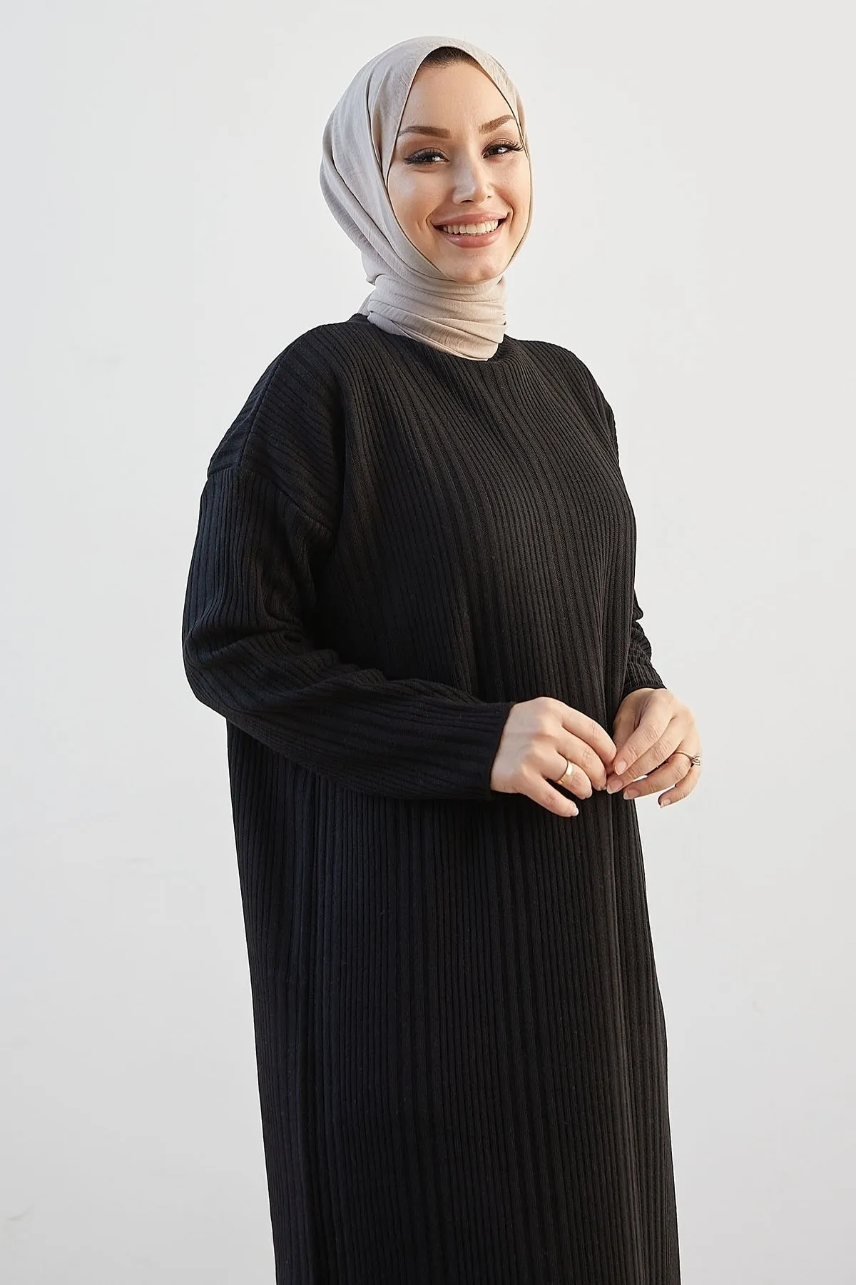 InStyle  Arissa Rollkragenpullover, langes Strickkleid – Schwarz