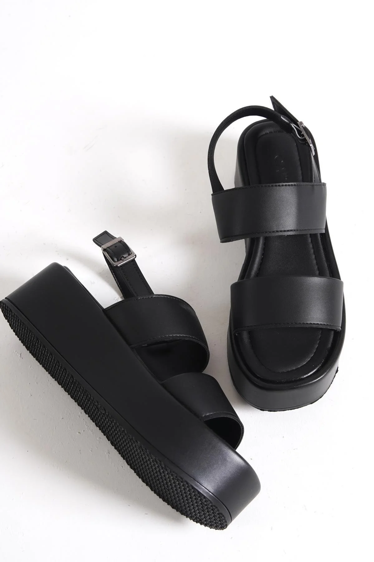 Capone Outfitters  Capone dicke, doppelt geschnürte Keilabsatz-Sandalen für Damen in Schwarz
